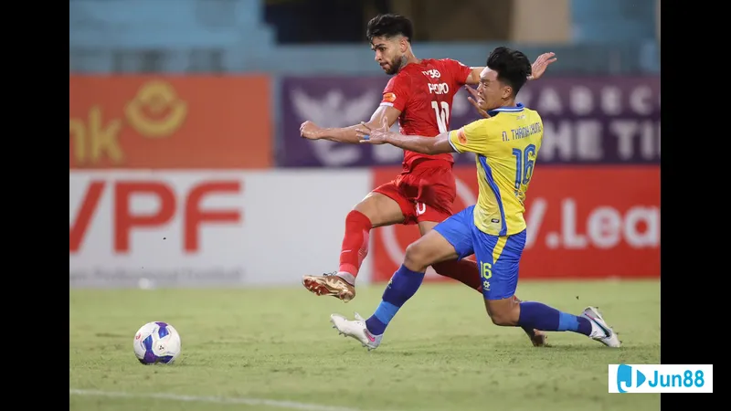 Hà Nội và Viettel cống hiến một trận đấu kịch tính trên sân cỏ