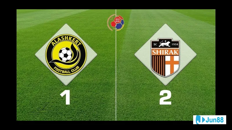 Cầu thủ của Alashkert đang chiến đấu với cầu thủ của Shirak Gyumri để giành quyền kiểm…