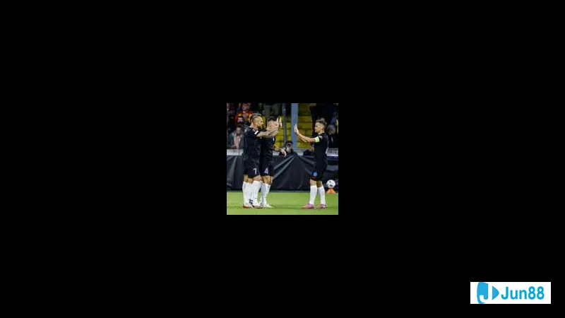 Cầu thủ của Panathinaikos vượt qua hậu vệ của G.A. Eagles để tiến vào vùng cấm đối phương