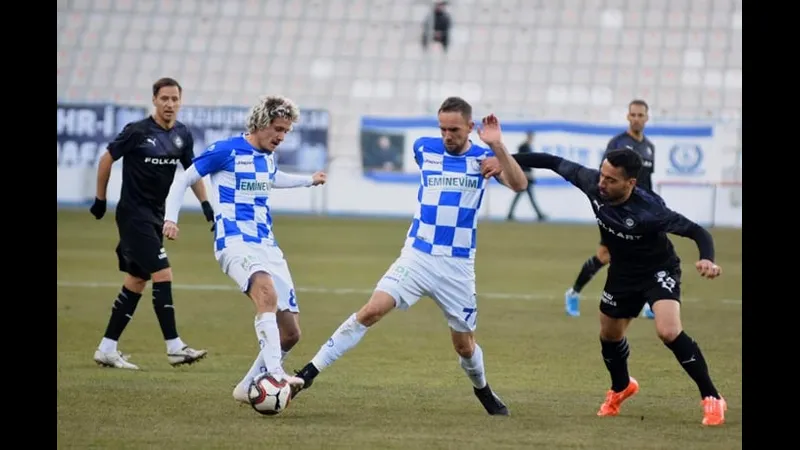 Cầu thủ của Sariyer đang nỗ lực vượt qua hậu vệ của Bandirmaspor trong trận đấu