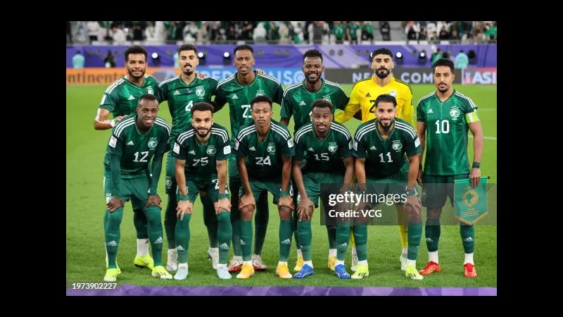 Cầu thủ của Al Jubail vượt qua cầu thủ của Al Jabalain trong trận đấu quyết liệt.