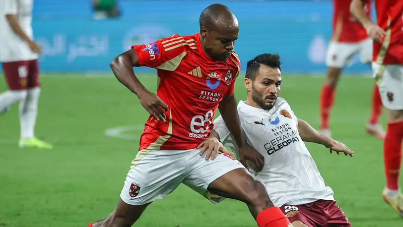 Cầu thủ của Ceramica Clepatra tiến vào vòng cấm Al Ahly với sự quyết tâm cao