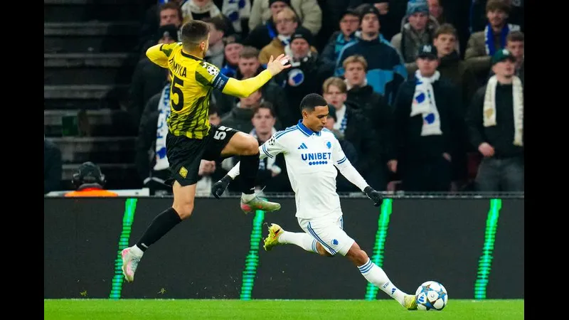 Cầu thủ của Kairat Almaty tung cú sút mạnh khi đối mặt với thủ môn của Olympiacos