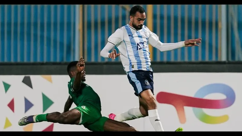 Cầu thủ của Old Edwardians và Bhantal đấu tranh gay gắt để giành quyền kiểm soát bóng