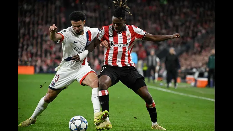 Cầu thủ của Ourense hứng khôn ngoan bóng trước sự áp đảo của hậu vệ Athletic Bilbao Cầu thủ của Ourense hứng khôn ngoan bóng trước sự áp đảo của hậu vệ Athletic Bilbao