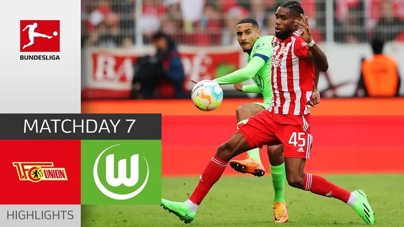 Cầu thủ của Wolfsburg đang tung cú sút mạnh mẽ trước phòng ngự của Union Berlin